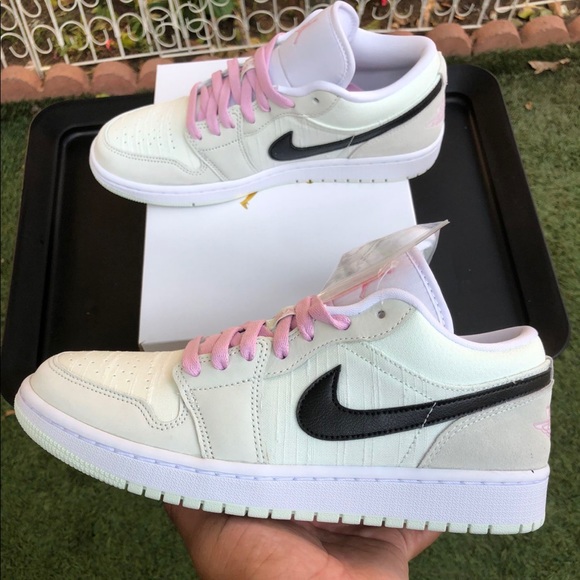 Air Jordan 1 Low “Barely Green” Size 10.5 Women’s - Picture 3 of 7